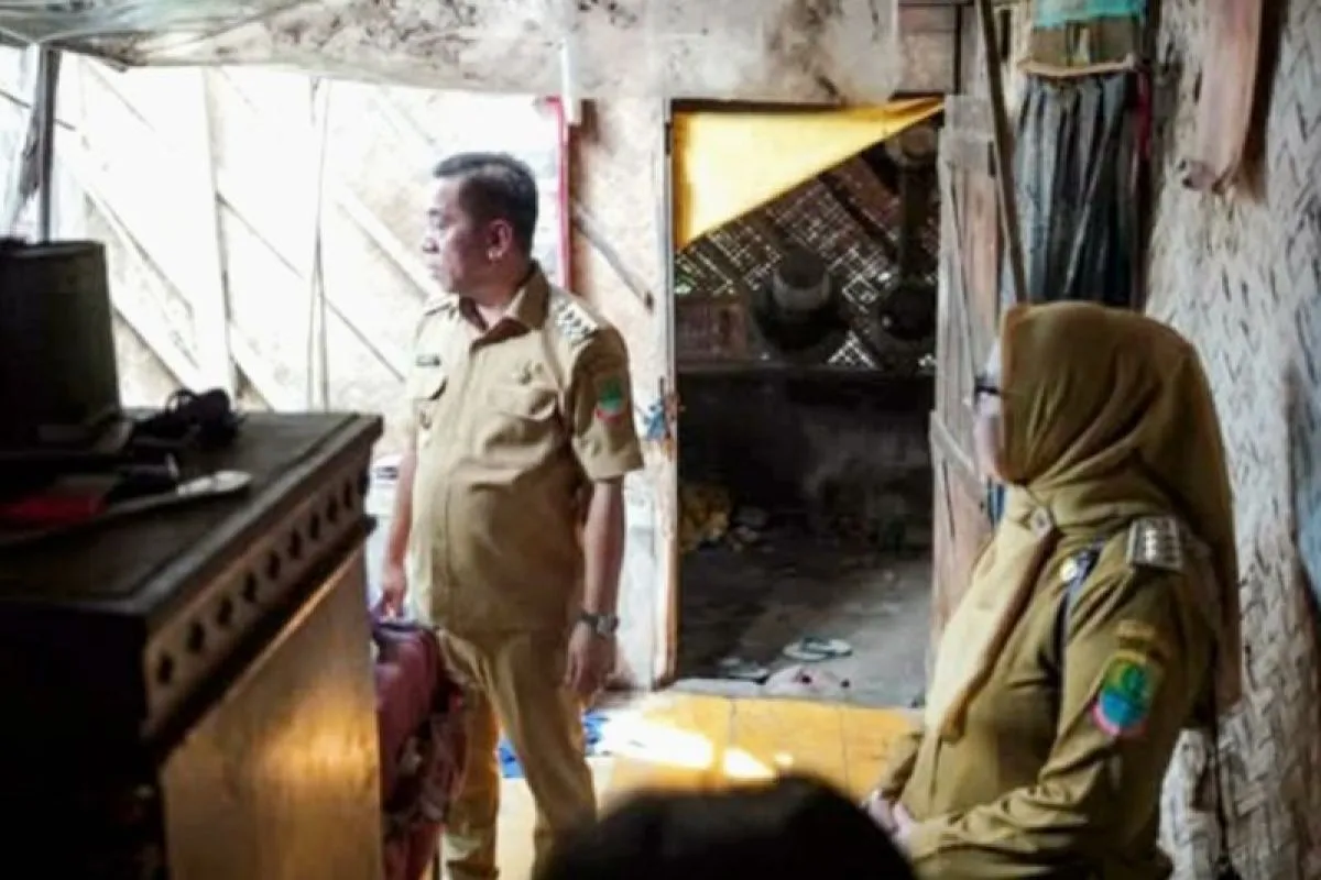 Bupati Karawang meninjau langsung pelaksanaan program rumah layak huni